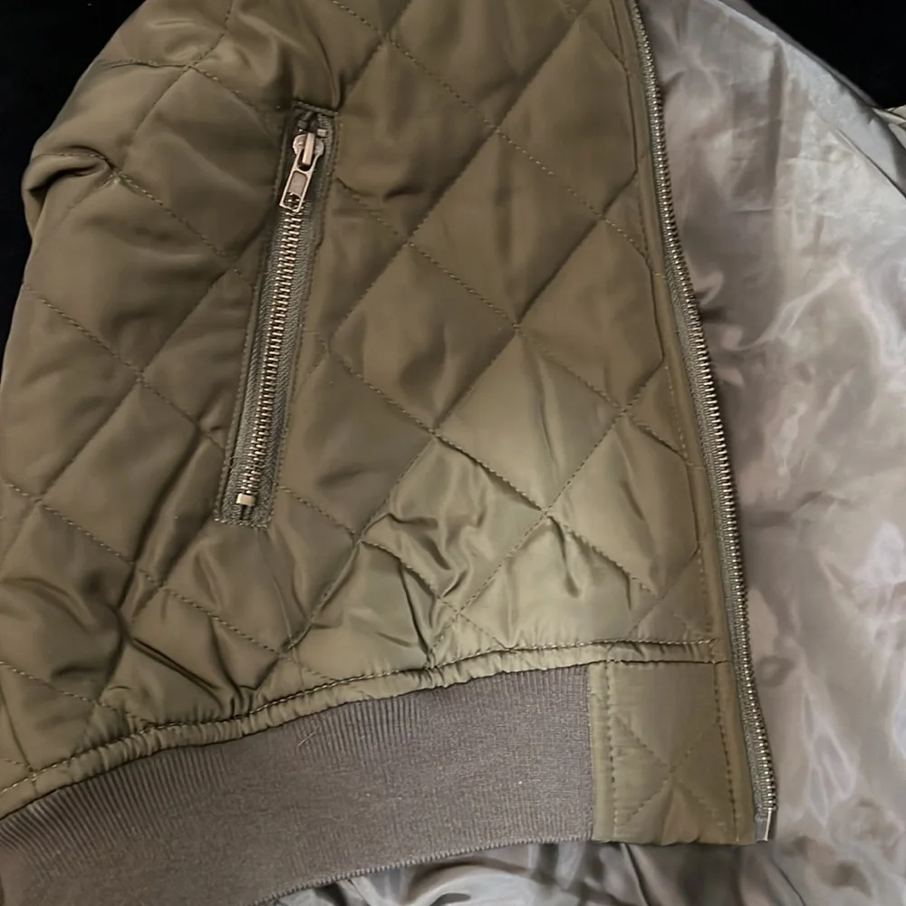 Forever 21 Quilted Satin Bomber Jacket in Olive Green. - Picture 6 of 7